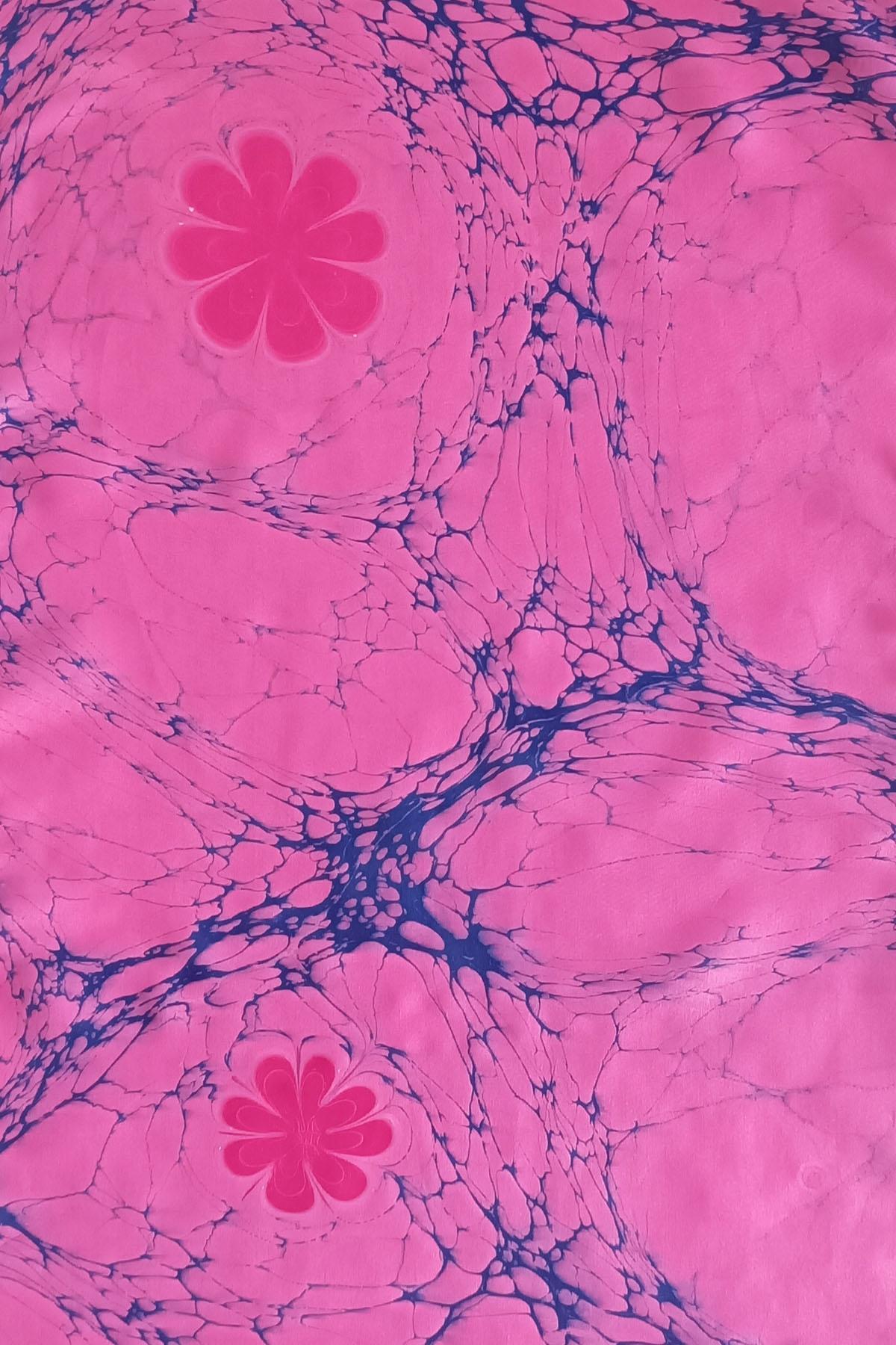 EBRU%20SANATI%20EL%20YAPIMI%20KADIN%20İPEK%20FULAR%20PEMBE%20LACİVERT%20OZLOGF%2011