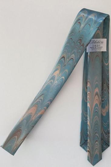 Ebru sanatı uygulanarak saten kumaş üzerine el emeğiyle yapılmıştır. Geleneksel sanat tarzından gelen şıklığıyla modern ve klasik kullanımınıza uygundur..Kravatımız SİZE ÖZEL olup tek ve eşsizdir.Ebru